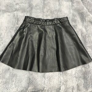 H&M Girls Kids Size 10 Faux Leather Lined Skater Skirt Black